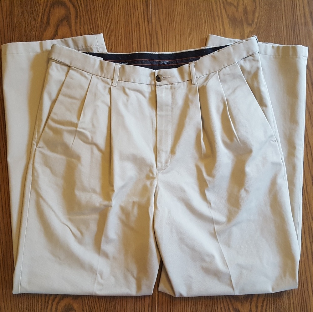 Haggar Mens Khaki pants 36x31 Pleated front